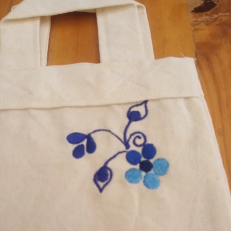 Bolsa pequeña de lienzo, bordada. Flor azul