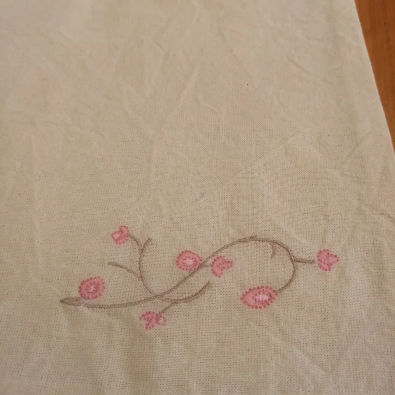 Detalle de bordado pastel en tote bag de lienzo